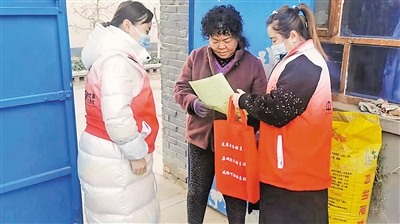 中宁县石空镇白马湖村村干部入户宣传医保政策。