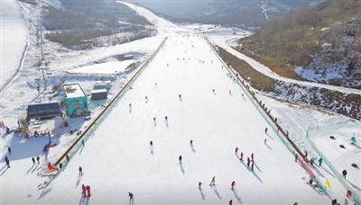<p>　　游客练习滑雪。</p>