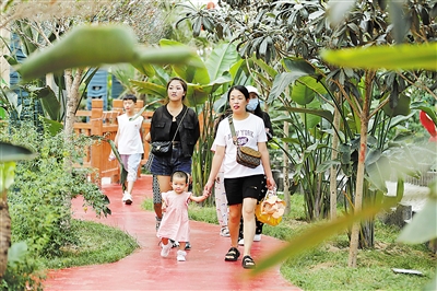 <p>　　③　游客在牛家坊生态农业观光园内参观游玩。</p>