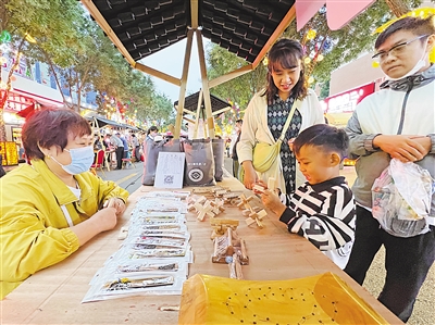 <p>　　固原传统建筑营造技艺展位前，小朋友对古建筑中的柱、梁、檩、斗拱等主要构件兴趣浓厚。</p>