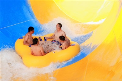<p>　　水上游乐设施让游客“乐不思蜀”。</p>