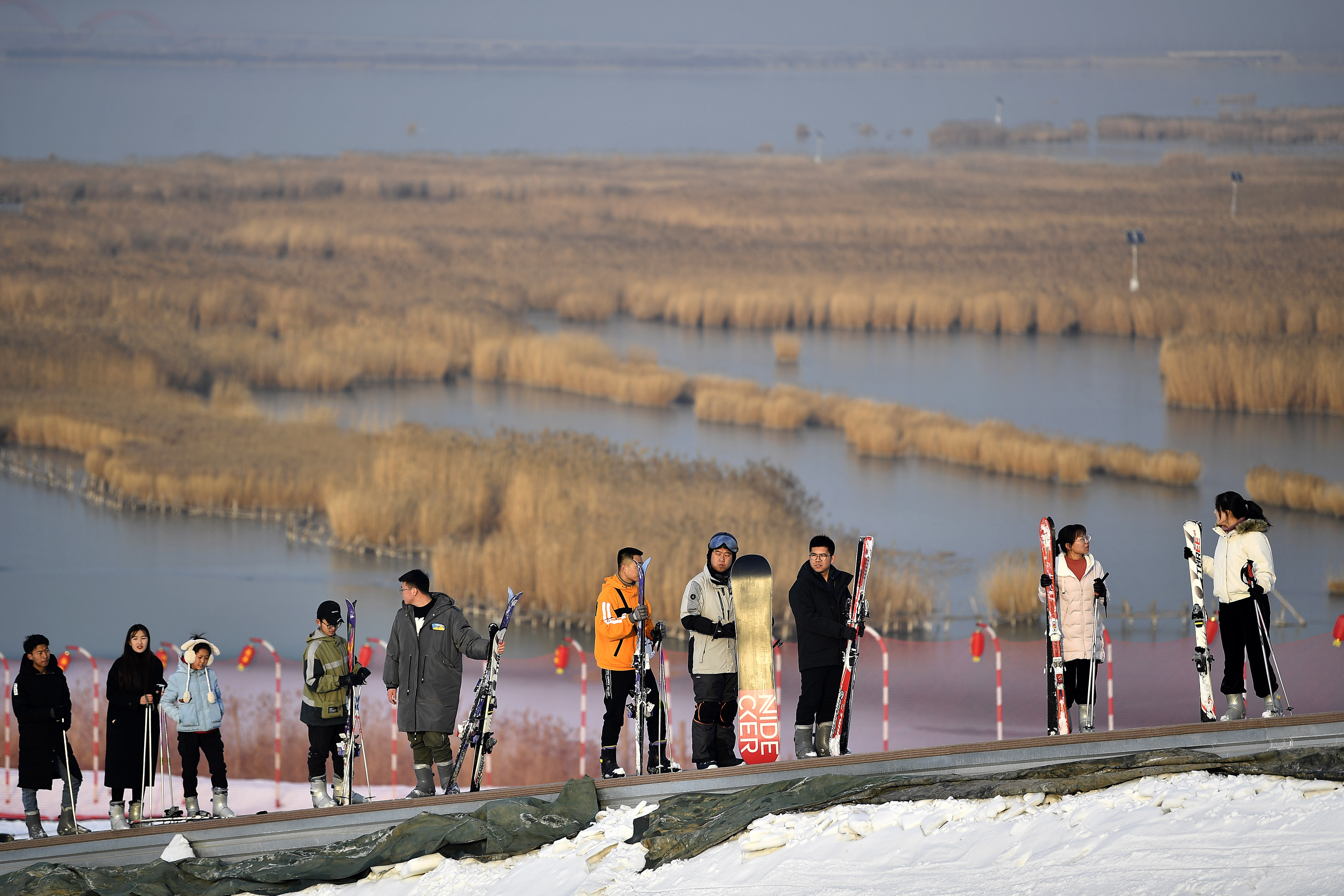 新华社照片，银川，2019年12月7日    （体育）（2）全民健身——宁夏冰雪运动正当时    12月17日，游客在银川市阅海滑雪场体验雪上运动。    近日，宁夏各滑雪场、旅游景区的冰雪运动、冬季休闲旅游项目开门迎客，迎来冬季冰雪运动休闲旅游旺季。    新华社记者王鹏摄