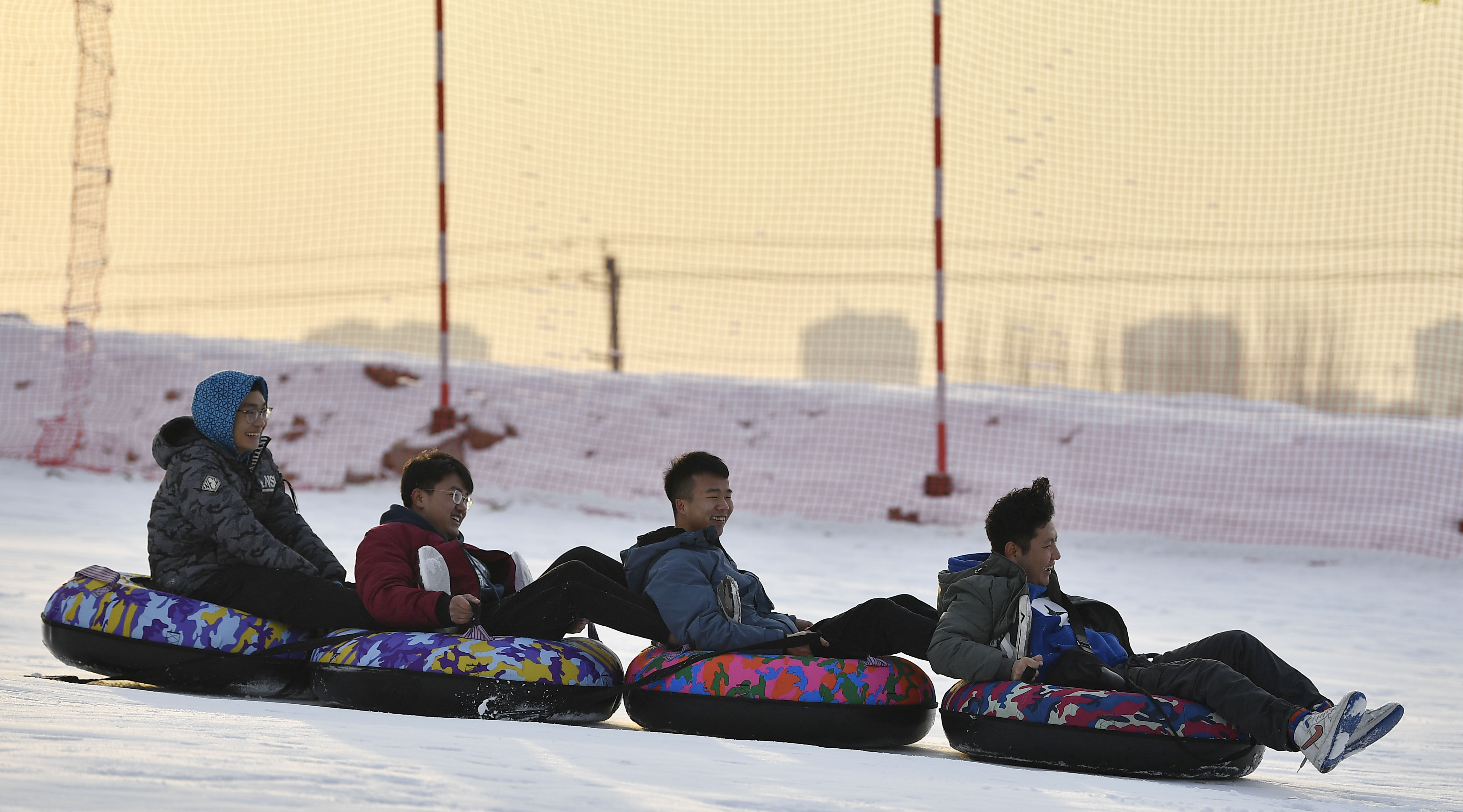 新华社照片，银川，2019年12月7日    （体育）（5）全民健身——宁夏冰雪运动正当时    12月17日，游客在银川市阅海滑雪场滑雪圈。    近日，宁夏各滑雪场、旅游景区的冰雪运动、冬季休闲旅游项目开门迎客，迎来冬季冰雪运动休闲旅游旺季。    新华社记者王鹏摄