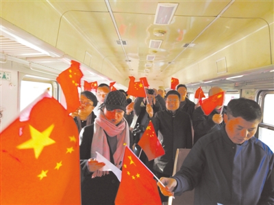     绿皮小火车上在举办歌会。