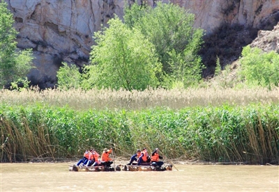     游客乘坐羊皮筏子在青铜峡黄河大峡谷漂流。 图片由受访景区提供