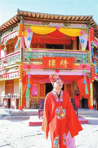     在镇北堡西部影城，梁建章化身“至尊宝”。（图片由梁建章本人提供）