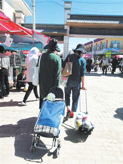     两位市民满载而归。