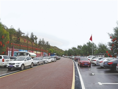 <p>　　十一假期，西吉县龙王坝旅游景区门口车位难求。</p>