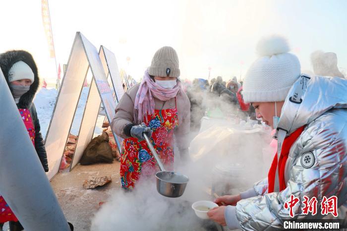 游客接饺子汤体验泼水成冰。　王景阳 摄