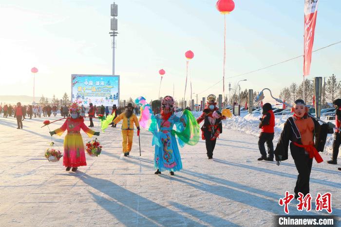 漠河居民扭秧歌庆祝冬至文化节开幕。　王景阳 摄