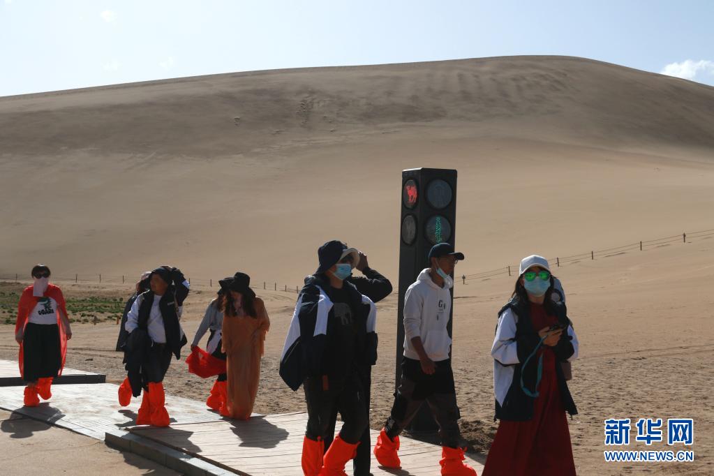 骆驼红绿灯亮相敦煌鸣沙山月牙泉景区