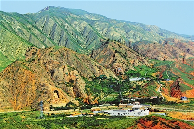 <p>　　须弥山石窟。</p>