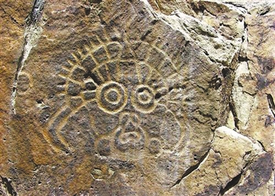<p>　　太阳神岩画</p>