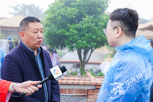 张幸福接受网媒记者采访。华龙网-新重庆客户端 黄欢 摄