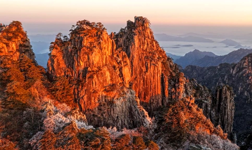 安徽黄山：雪霁日出映奇峰
