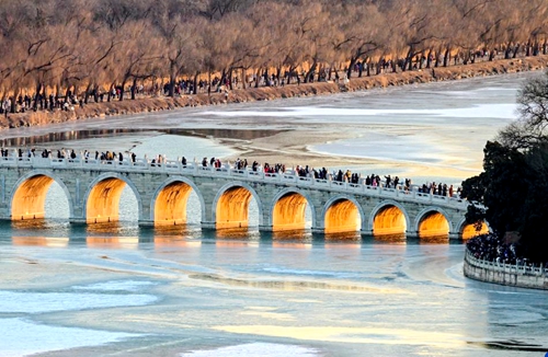 颐和园十七孔桥现“金光穿洞”美景