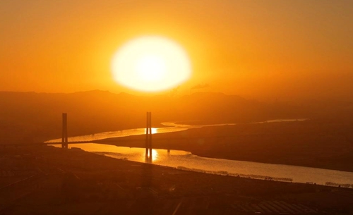 晨曦中的包银高铁黄河特大桥