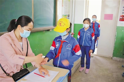 <p>　　开学伊始，西吉县将台堡镇第一小学的学生排队测温进教室。（图片由受访单位提供）</p>