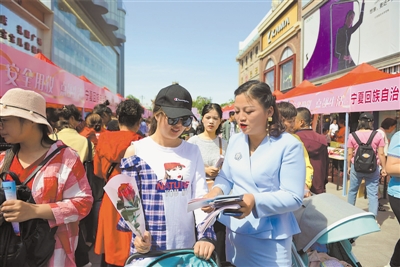 <p>　　自治区药品不良反应监测中心在全区统一开展化妆品安全宣传活动，向公众普及化妆品安全和不良反应知识，提示化妆品风险。　　　本报记者　智慧　摄</p>