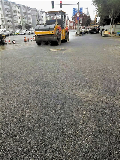 <p>　　道路施工即将完毕。</p>