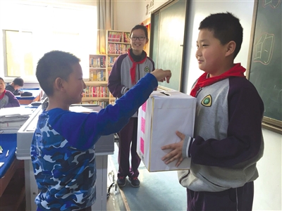 赵泽宇的同学们发起爱心捐款。本报记者  李荣华  摄
