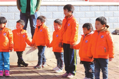 在阳洼小学，看志愿者表演的孩子们。 本报记者    闵良    摄