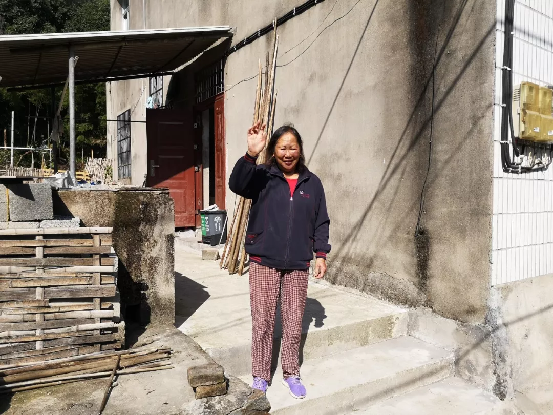 采访结束离开时,陈朱红老人一直和我们挥手.