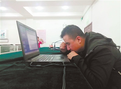     王秀斌义务为大家调音。