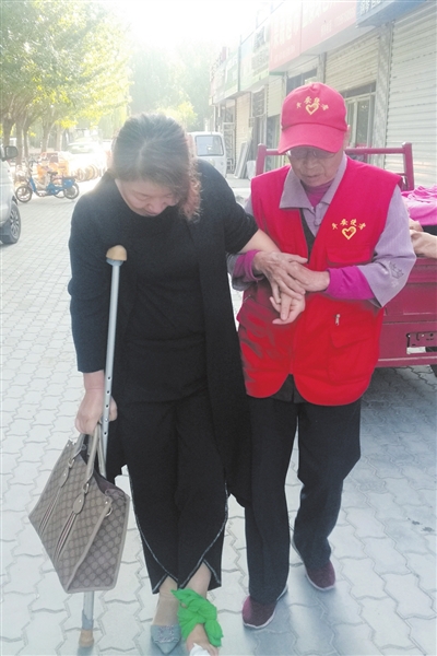 在西夏区朔方路街道玫瑰园社区，志愿者们开展环境治理、邻里相助活动。 @gang 摄