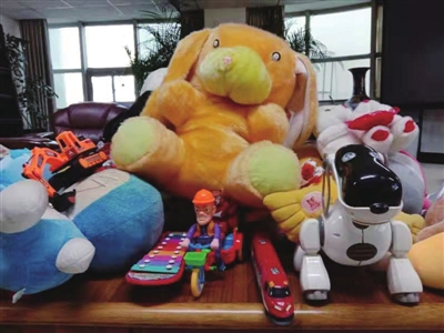 热心市民捐赠的部分玩具。本报记者  田永刚   摄