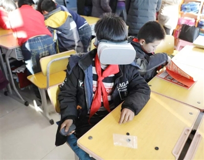     改造后的河北秦皇岛市大巫岚小学，学生在戴着VR镜体验，改造前可没这么好的条件。　

    马云基金会供图