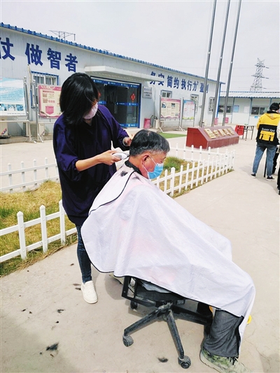 4月21日，银川市金凤区黄河街道工会“普法守法携手筑梦”服务农民工公益法律服务活动在中建二局天汇里项目工地举行。活动现场，工作人员向82名农民工宣传了法律知识，增强他们通过法律武器维护自己合法权益的意识。还免费为工人们理发、捐赠食品等。

本报记者  樊卓妮  摄