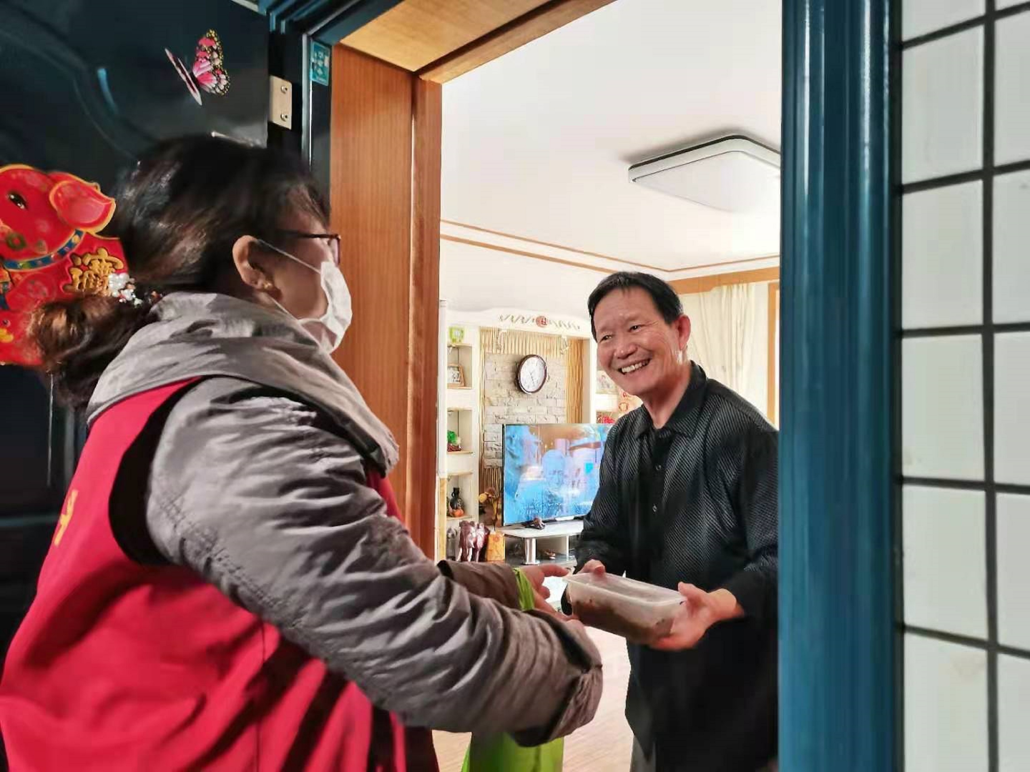 锦绣苑社区：腊八粥暖心暖胃送祝福