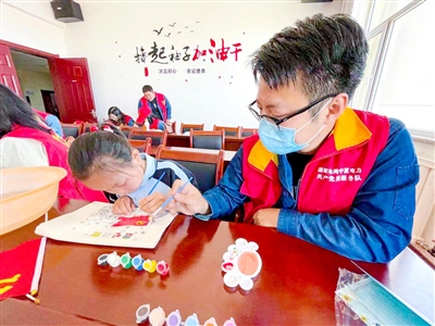 近日，宁东供电公司青年志愿者来到银川市兴庆区月牙湖乡政府，为贫困学生送上“心愿大礼包”，并且和孩子们一同完成“童心向党”手工彩绘。活动现场，青年志愿者还从对电的简单认识、电的危险性以及生活中如何安全用电对学生们进行了讲解。　张博  摄