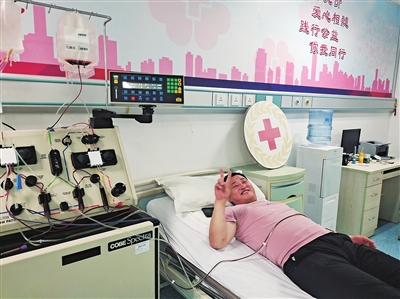 小李正在捐献造血干细胞。 宁夏红十字会供图