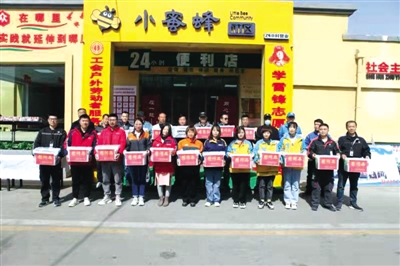 <p>　　工会组织在贺兰县“小蜜蜂”社区服务驿站慰问货车司机、快递小哥等新就业形态劳动者代表。</p>