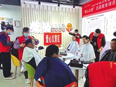 <p>　　户外劳动者驿站为新就业形态群体职工开展爱心义剪活动。</p>