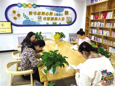 <p>　　中卫市粮食和物资储备局职工书屋经常开展读书活动。</p>