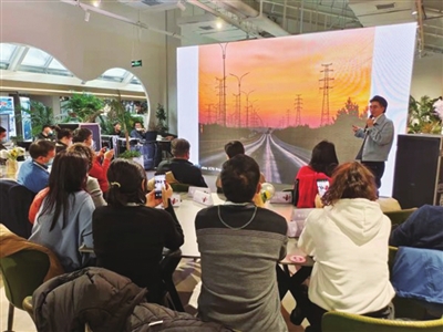 12月19日，“城市影像周——宁夏站”活动在银川启动。当天，宁夏摄影家协会副秘书长、银川市摄影家协会副主席、新消息报记者季正为前来参加活动的70多位摄影爱好者讲解了如何用手机记录身边的人和事，并对摄影爱好者的照片进行评奖。　　　　　　　　　　　　　　　　　　　　　　本报记者  陈健  摄