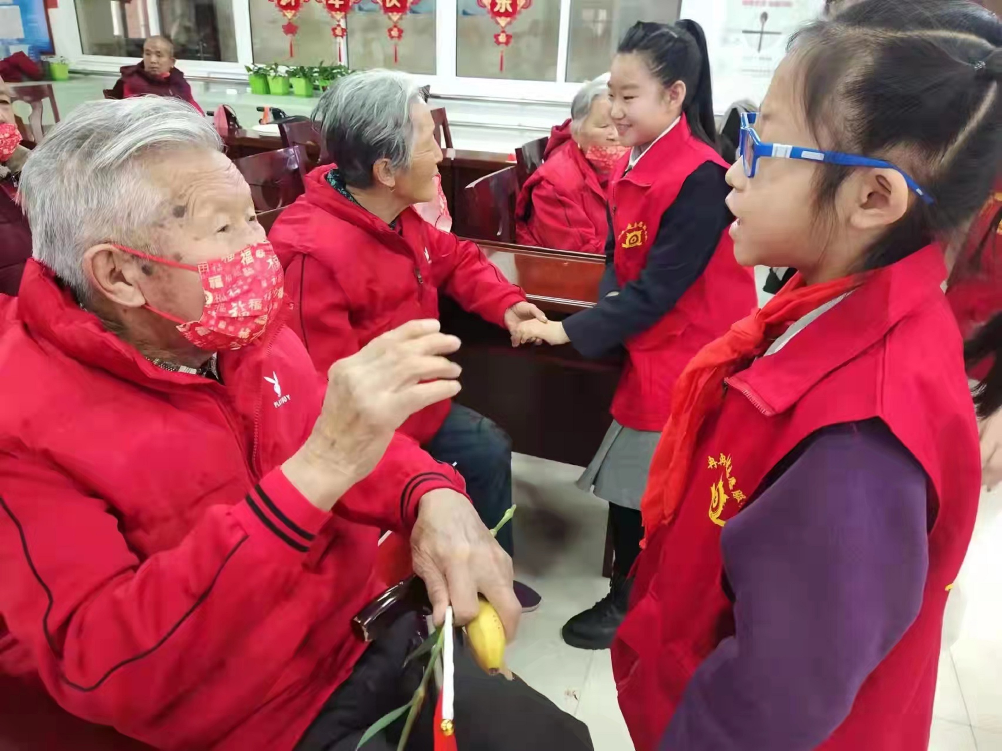 兴庆区团委联合志愿者开展春节前慰问活动