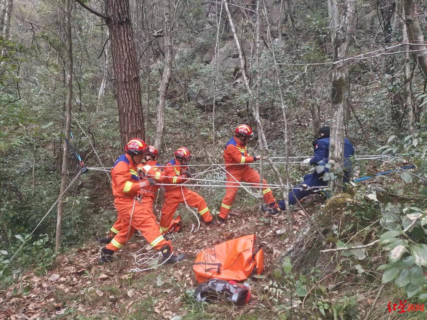 两男子欲取回无人机被困落差40米高悬崖 消防4小时成功营救