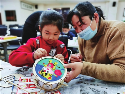2月6日，农历正月初六，小朋友和家长们在宁夏地质博物馆，一起动手制作带有“虎”元素的新春灯笼，开展趣味互动。据了解，宁夏地质博物馆在春节期间特别设置“虎年画虎”“萌虎童心”“卧虎藏龙”“龙腾虎跃”“如虎添翼”五个主题的系列活动。本报记者 赵锐 摄