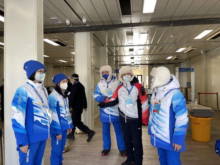 荧光棒照亮“回家路” 志愿者用爱心为观众留下美好观赛体验