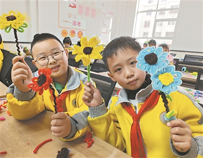 3月16日，在银川市兴庆区第二十三小学，一堂别开生面的手工制作课激发起孩子们的浓厚兴趣。兴庆区银古路街道丽景社区在该校开展“一朵小花送雷锋”主题活动，教孩子们动手制作百合花、太阳花、康乃馨等手工作品，并把自己制作的小花献给身边经常参加公益活动的志愿者，向他们致敬。本报记者  高晓刚  摄