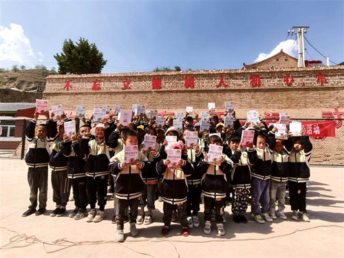 彭阳太寺教学点50名儿童有了定制校服
