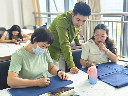 丝线传承 青春接力 “锦上添花”公益...
