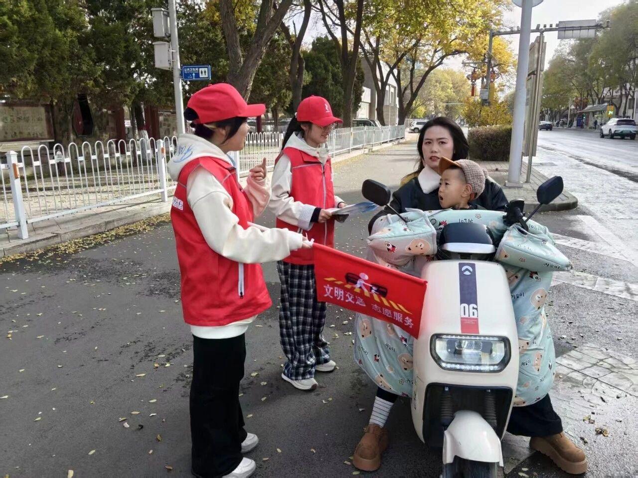 17年学雷锋不停歇！今年累计服务群众1...