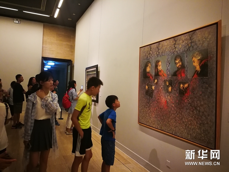 许多中小学生趁着节假日来到美术馆,欣赏涉及60多个国家的100多位艺术