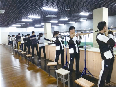 <p>　　射击队在贺兰山体育场射击馆训练。</p>
