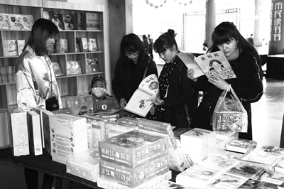 11月10日，市民在“书香银川·阅读快乐”市民读书节上选书看书。本报记者  张艳丽  摄